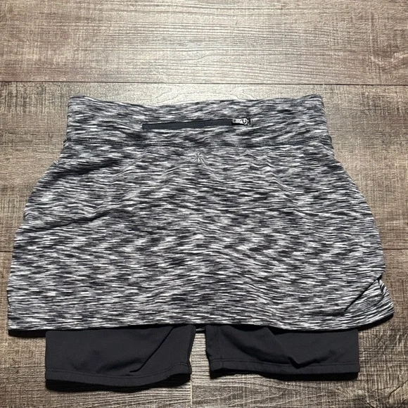 Athleta Contender 2 in 1 Heathered Black and Gray Skort - Picture 6 of 7